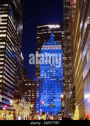 Das Helmsley Building an der Park Avenue, hell beleuchtet für die Feiertage, NYC, 2022, USA Stockfoto