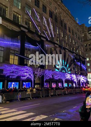 Der Saks Fifth Avenue Flagship Store ist für die Weihnachtszeit dekoriert, New York City, USA 2022 Stockfoto