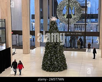 Weihnachtsbaum, Lobby des MetLife Building, Weihnachtszeit 2022, New York City, USA Stockfoto