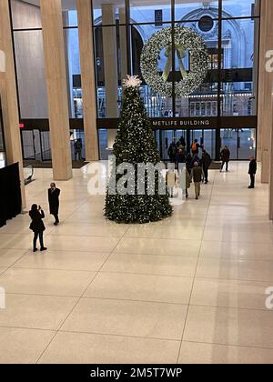 Weihnachtsbaum, Lobby des MetLife Building, Weihnachtszeit 2022, New York City, USA Stockfoto