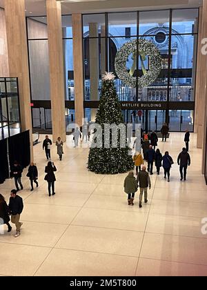 Weihnachtsbaum, Lobby des MetLife Building, Weihnachtszeit 2022, New York City, USA Stockfoto