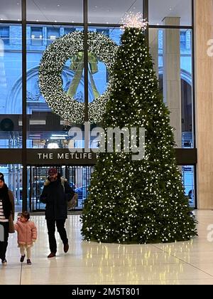 Weihnachtsbaum, Lobby des MetLife Building, Weihnachtszeit 2022, New York City, USA Stockfoto