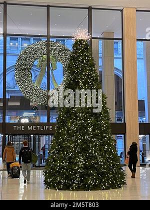 Weihnachtsbaum, Lobby des MetLife Building, Weihnachtszeit 2022, New York City, USA Stockfoto