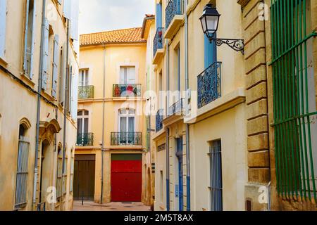 Altstadt, enge Straße, traditionelle Architektur, alte Laterne, Beziers, Frankreich Stockfoto