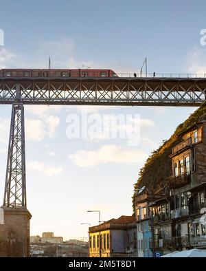 Landschaftlich schöner Blick auf die U-Bahn an der Luis-Brücke bei Sonnenuntergang, Porto, Portugal Stockfoto