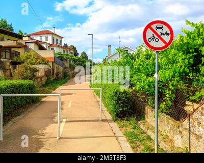 Verbotsschild, Autos, Motorräder oder Pferdewagen dürfen nicht passieren. Dorf und Weinberge, privates Gebiet. Celerico, Portugal Stockfoto