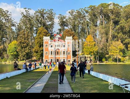 Puebla, Puebla, USA. 11. Dezember 2022. Ein Teil des Geländes der ehemaligen Hacienda de Chautla in der Nähe von Puebla, Mexiko, wird am Sonntag, den 11. Dezember 2022 gezeigt. Der See ist mit Forellen gefüllt und ein beliebter Angelplatz. (Kreditbild: © Mark Hertzberg/ZUMA Press Wire) Stockfoto