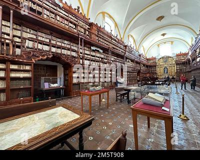 Puebla, Puebla, USA. 9. Dezember 2022. Die Biblioteca Palafoxiana Bibliothek im historischen Zentrum von Puebla City stammt aus dem Jahr 1646. Es ist die UNESCO, die es als erste öffentliche Bibliothek in Nord- und Südamerika anerkennt. Puebla, Mexiko Freitag, 9. Dezember 2022. (Kreditbild: © Mark Hertzberg/ZUMA Press Wire) Stockfoto