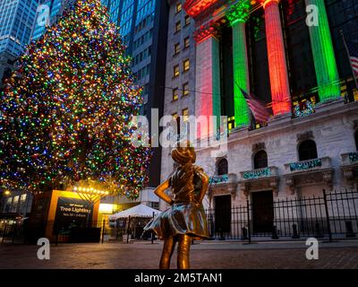 "Das furchtlose Mädchen" schaut sich die New Yorker Börse zu Weihnachten an. Blick von Broad Street, Manhattan, New York, USA Stockfoto