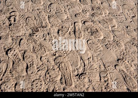 Fußabdrücke von Besuchern auf dem Wüstenboden im Death Valley-Nationalpark, Kalifornien Stockfoto