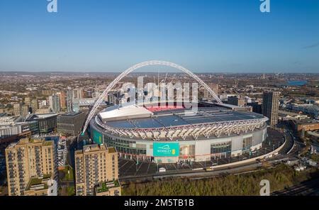 Luftaufnahme über das Wembley-Stadion in London an einem sonnigen Tag - LONDON, Großbritannien - 20. DEZEMBER 2022 Stockfoto