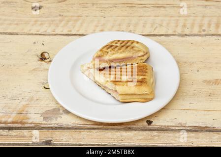 Das Panini ist eine Vielfalt von Sandwiches italienischen Ursprungs, die international verteilt sind. In Italien wird ein Panino in der Regel aus einer kleinen Rolle oder p hergestellt Stockfoto