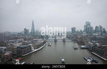 London und Tower Bridge über die Themse an einem nebligen Tag Stockfoto