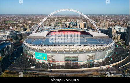 Luftaufnahme über das Wembley-Stadion in London an einem sonnigen Tag - LONDON, Großbritannien - 20. DEZEMBER 2022 Stockfoto