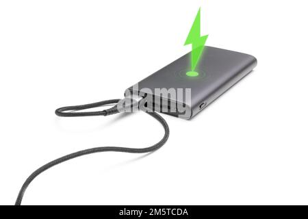 Vollständig geladene tragbare Powerbank mit Kabel und zwei isolierten usb-Ausgängen auf weißem Hintergrund. Powerbank zum Aufladen mobiler Geräte. Blitzableiter Stockfoto