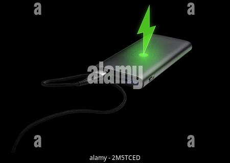 Vollständig geladene tragbare Powerbank mit Kabel und zwei isolierten usb-Ausgängen auf schwarzem Hintergrund. Powerbank zum Aufladen mobiler Geräte. Blitzableiter Stockfoto
