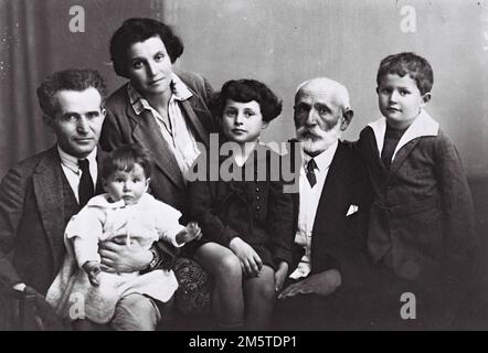 David Ben-Gurion und Paula Munweis mit der jüngsten Tochter Renana auf BG's Schoß, Tochter Geula, Vater Avigdor Grün und Sohn Amos, 1929 Stockfoto