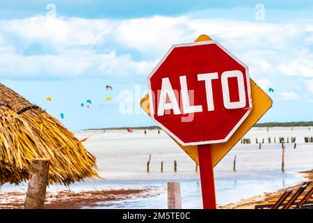 Verkehrsschilder und Straßenschilder in Richtung Isla Holbox Island in Quintana Roo Mexiko. Stockfoto