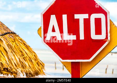 Verkehrsschilder und Straßenschilder in Richtung Isla Holbox Island in Quintana Roo Mexiko. Stockfoto