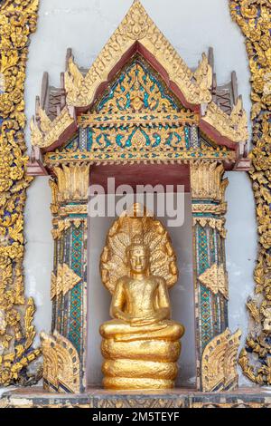 Buddha-Statue von Naga Prok vor der Ordnungshalle von Wat Kanma Tuyaram (Yot Khan Tue), thailändischer buddhistischer Tempel. Chinatown, Bangkok, Thailand. Stockfoto