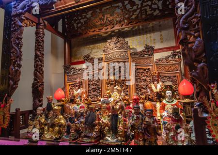 Altar mit verschiedenen Gottheiten am Wat Bampen Chin Phrot (Yong Hok Yi), chinesischer buddhistischer Tempel. Chinatown, Bangkok, Thailand. Stockfoto