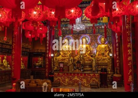 Trikaya, drei Hauptbuddhas im Wat Mangkon Kamalawat (Wat Leng Noei Yi), chinesischer buddhistischer Tempel. Chinatown, Bangkok, Thailand. Stockfoto