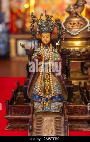 Altar am Leng Buai Ia-Schrein, dem ältesten buddhistischen Tempel Chinas. Chinatown, Bangkok, Thailand. Stockfoto