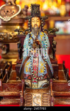 Altar am Leng Buai Ia-Schrein, dem ältesten buddhistischen Tempel Chinas. Chinatown, Bangkok, Thailand. Stockfoto