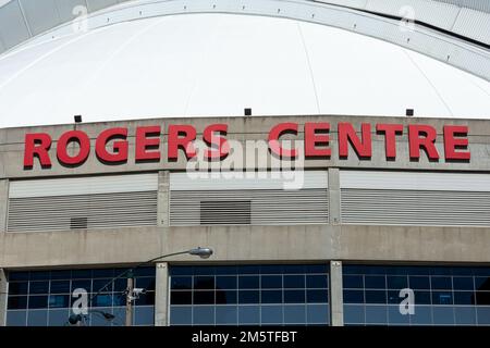 Toronto, ON, Kanada – 17. Dezember 2022: Rogers Centre ist ein Mehrzweck-Dachstadion mit einziehbarem Dach in Downtown Toronto, Ontario, Kanada Stockfoto