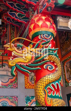 Drachensäule am Leng Buai Ia-Schrein, dem ältesten buddhistischen Tempel Chinas. Chinatown, Bangkok, Thailand. Stockfoto