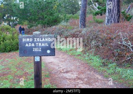 Bird Island ADA Trail Schild am Point Lobos State Natural Reserve in der Nähe von Carmel, Kalifornien; Wanderweg mit American with Disabilities Act Standards. Stockfoto