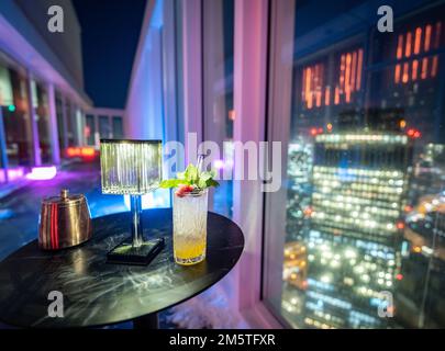 PRODUKTION - 15. Dezember 2022, Hessen, Frankfurt/Main: Der Blick vom Außenbereich der „NFT-Skybar“ im Wolkenkratzer „One“ am Rande des Frankfurter Messegeländes führt zu den Frankfurter Bürotürmen. Das Hotel und der Büroturm, der etwa 191 Meter hoch ist, wurden im Juni 2022 fertiggestellt, und die Bar mit Platz für 200 Gäste und Blick auf das 185 Meter hohe Panorama wurde am 18. Oktober 2022 eröffnet. (Zu dpa „When Bars aim High“) Foto: Frank Rumpenhorst/dpa Stockfoto