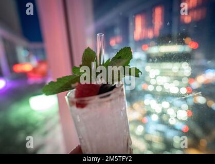 PRODUKTION - 15. Dezember 2022, Hessen, Frankfurt/Main: Der Blick vom Außenbereich der „NFT-Skybar“ im Wolkenkratzer „One“ am Rande des Frankfurter Messegeländes führt zu den Frankfurter Bürotürmen. Das Hotel und der Büroturm, der etwa 191 Meter hoch ist, wurden im Juni 2022 fertiggestellt, und die Bar mit Platz für 200 Gäste und Blick auf das 185 Meter hohe Panorama wurde am 18. Oktober 2022 eröffnet. (Zu dpa „When Bars aim High“) Foto: Frank Rumpenhorst/dpa Stockfoto