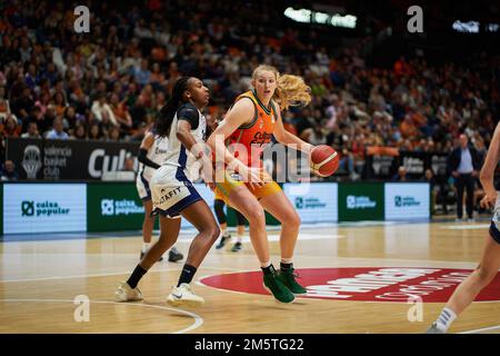 Valencia, Spanien. 30. Dezember 2022. Prescilla Lezin von Leganes (L) und Lauren Cox von Valencia Basket (R) in Aktion während des LF Endesa J15 in der Sporthalle Fuente de San Luis. Valencia Basket 86:49 Leganes Credit: SOPA Images Limited/Alamy Live News Stockfoto