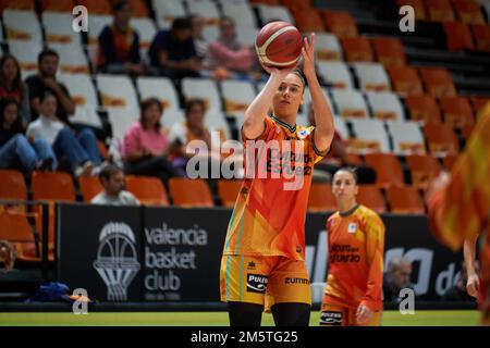 Valencia, Spanien. 30. Dezember 2022. Raquel Carrera von Valencia Basket in Aktion während des LF Endesa J15 in der Sporthalle Fuente de San Luis. Valencia Basket 86:49 Leganes Credit: SOPA Images Limited/Alamy Live News Stockfoto