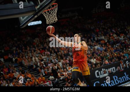 Valencia, Spanien. 30. Dezember 2022. Raquel Carrera von Valencia Basket in Aktion während des LF Endesa J15 in der Sporthalle Fuente de San Luis. Valencia Basket 86:49 Leganes Credit: SOPA Images Limited/Alamy Live News Stockfoto