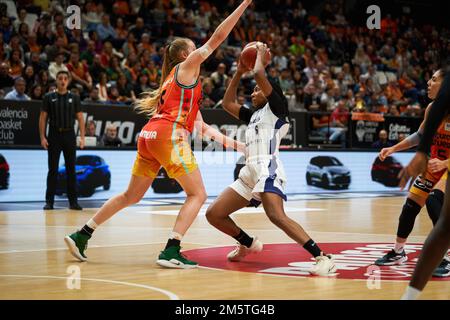 Valencia, Spanien. 30. Dezember 2022. Lauren Cox von Valencia Basket (L) und Prescilla Lezin von Leganes (R) in Aktion während des LF Endesa J15 in der Fuente de San Luis Sporthalle. Valencia Basket 86:49 Leganes Credit: SOPA Images Limited/Alamy Live News Stockfoto