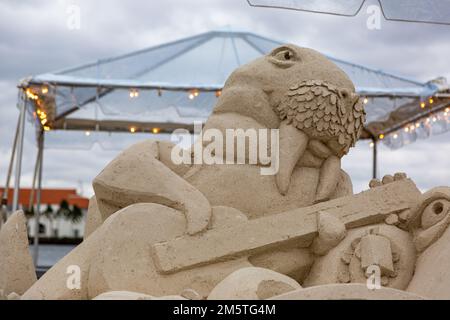 Eine Sandskulptur von Mark Mason und Team Sandtastic zeigt einen Walross, der in West Palm Beach, Florida, USA, Gitarre spielt. Stockfoto