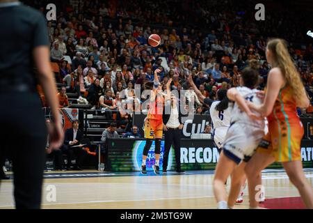 Valencia, Spanien. 30. Dezember 2022. Cristina Ouvina von Valencia Basket in Aktion während des LF Endesa J15 in der Sporthalle Fuente de San Luis. Valencia Basket 86:49 Leganes (Foto: Vicente Vidal Fernandez/SOPA I/Sipa USA) Guthaben: SIPA USA/Alamy Live News Stockfoto