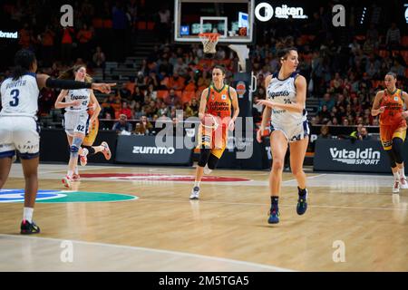 Valencia, Spanien. 30. Dezember 2022. Alba Torrens von Valencia Basket in Aktion während des LF Endesa J15 in der Sporthalle Fuente de San Luis. Valencia Basket 86:49 Leganes (Foto: Vicente Vidal Fernandez/SOPA I/Sipa USA) Guthaben: SIPA USA/Alamy Live News Stockfoto