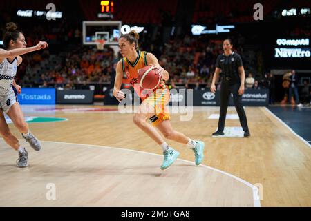 Valencia, Spanien. 30. Dezember 2022. Queralt Casas von Valencia Basket im Einsatz während des LF Endesa J15 in der Sporthalle Fuente de San Luis. Valencia Basket 86:49 Leganes (Foto: Vicente Vidal Fernandez/SOPA I/Sipa USA) Guthaben: SIPA USA/Alamy Live News Stockfoto