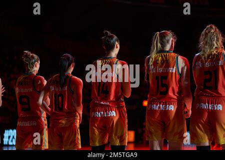 Valencia, Spanien. 30. Dezember 2022. Valencia-Team in Aktion während des LF Endesa J15 in der Fuente de San Luis Sporthalle. Valencia Basket 86:49 Leganes (Foto: Vicente Vidal Fernandez/SOPA I/Sipa USA) Guthaben: SIPA USA/Alamy Live News Stockfoto