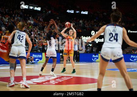 Valencia, Spanien. 30. Dezember 2022. Prescilla Lezin von Leganes (Nr. 6) und Lauren Cox von Valencia Basket (R) in Aktion während der J15. LF Endesa in der Fuente de San Luis Sporthalle. Valencia Basket 86:49 Leganes (Foto: Vicente Vidal Fernandez/SOPA I/Sipa USA). Kredit: SIPA USA/Alamy Live News Stockfoto