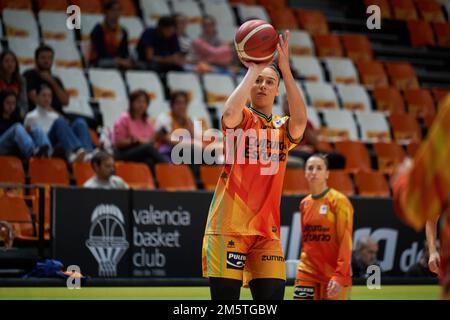 Valencia, Spanien. 30. Dezember 2022. Raquel Carrera von Valencia Basket in Aktion während des LF Endesa J15 in der Sporthalle Fuente de San Luis. Valencia Basket 86:49 Leganes (Foto: Vicente Vidal Fernandez/SOPA I/Sipa USA) Guthaben: SIPA USA/Alamy Live News Stockfoto