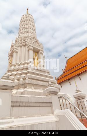 Chedi im Khmer-Stil (Stupa) Phra Prang mit Buddha-Statue im Wat Mahathat Yuwaratrangsarit, einem buddhistischen Tempel in Bangkok, Thailand. Stockfoto