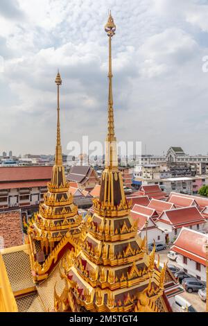 Blick auf die Stadt vom Gipfel des Loha Prasat im Wat Ratchanatdaram Woravihara (Tempel der Königlichen Nichte) - thailändischer buddhistischer Tempel in Bangkok, Thailand. Stockfoto