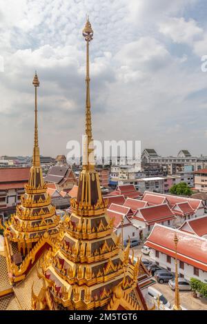 Blick auf die Stadt vom Gipfel des Loha Prasat im Wat Ratchanatdaram Woravihara (Tempel der Königlichen Nichte) - thailändischer buddhistischer Tempel in Bangkok, Thailand. Stockfoto