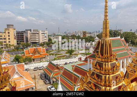 Blick auf die Stadt vom Gipfel des Loha Prasat im Wat Ratchanatdaram Woravihara (Tempel der Königlichen Nichte) - thailändischer buddhistischer Tempel in Bangkok, Thailand. Stockfoto