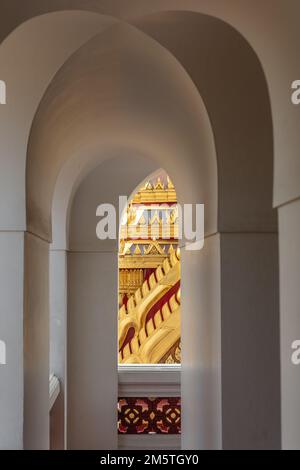 Innengeometrie von Loha Prasat am Wat Ratchanatdaram Woravihara (Tempel der Königlichen Nichte) - thailändischer buddhistischer Tempel in Bangkok, Thailand. Stockfoto