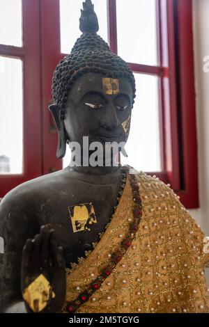 Sitzplatz der Maravijaya Buddha-Statue in Loha Prasat im Wat Ratchanatdaram Woravihara, buddhistischer Tempel in Bangkok, Thailand. Kopfschuss. Stockfoto